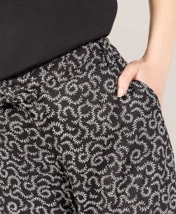 Pantalon Fluide Imprimé En Viscose 5 Pantalon Fluide Imprimé En Viscose -Style Famille Boutique prod 9980 pantalon imprime fond noir pyrene 666x812 fc7ea0111e0b